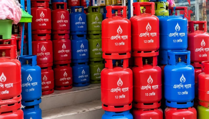 কালিয়াকৈরে তীব্র এলপিজি গ্যাসের সংকট বাড়তি দামেও মিলেনা গ্যাস মধ্যবিত্ত মানুষের এগুলো দেখার কেউ নেই