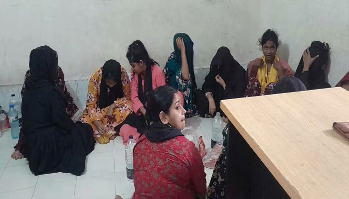 কালিয়াকৈরে অবৈধ আবাসিক  হোটেলে অভিযান চালিয়ে নারী পুরুষ কর্তৃপক্ষ সহ ৩৯ জনকে আটক করেছে পুলিশ
