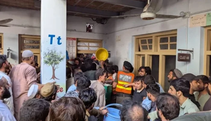 পাকিস্তানের পেশোয়ারে স্কুলের ছাদ ধসে শিক্ষকসহ ২৮ শিক্ষার্থীর মর্মান্তিক মৃত্যু