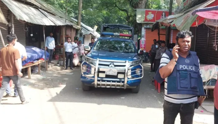 বোরকা পরে বোমা বিস্ফোরণ ও হামলা: মাদারীপুরে গণপিটুনিতে যুবক নিহত, আহত ৪